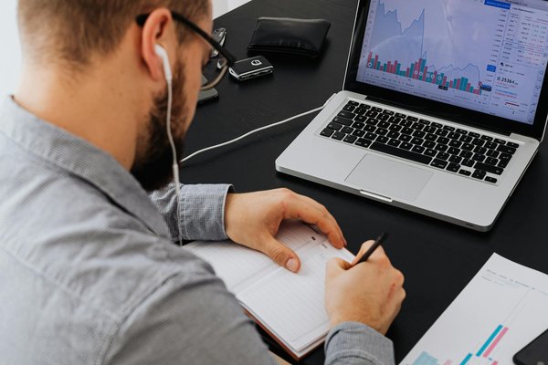 Essential Factors for Successfully Adopting Hybrid Cloud Solutions in the UK Financial Sector